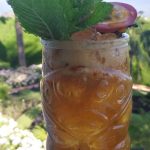 Isidro Diaz con el coctel pasión spiced