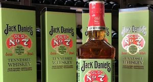 Jack Daniel’s se tiñe de verde para homenajear la historia de la marca