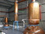 Bebidas espirituosas entre la fabricación de gel y coronavirus