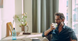 BOMBAY SAPPHIRE® CONVIERTE A PACO LEÓN EN DISEÑADOR, EN UNA INVITACIÓN A QUE TODOS SAQUEMOS LA CREATIVIDAD QUE LLEVAMOS DENTRO