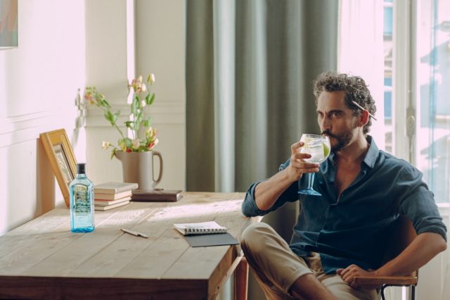 BOMBAY SAPPHIRE® CONVIERTE A PACO LEÓN EN DISEÑADOR, EN UNA INVITACIÓN A QUE TODOS SAQUEMOS LA CREATIVIDAD QUE LLEVAMOS DENTRO