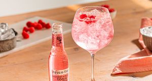 Fever-Tree Raspberry & Rhubarb Tonic Water, la irresistible y versátil tónica pink.
