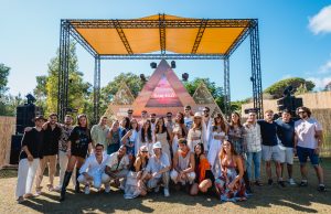 Ron Barceló cierra el verano con un planazo en Cádiz repleto de VIPs en plena naturaleza Invitados VIPs Barceló