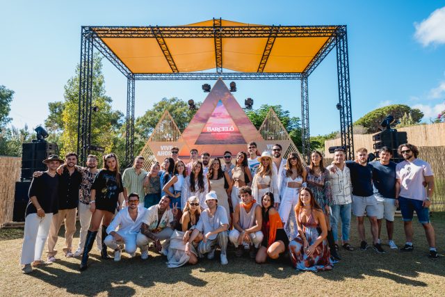 Ron Barceló cierra el verano con un planazo en Cádiz repleto de VIPs en plena naturaleza Invitados VIPs Barceló