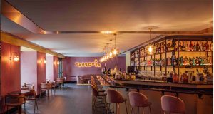 BORJA CORTINA, SCHWEPPES MIXING MASTER, INAUGURA VARSOVIA VALENCIA DE LA MANO DEL NUEVO MIXER POMELO & BAYA DE NEPAL Varsovia Valencia