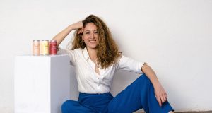 Sana Khouja, fundadora del vino en lata Zeena, nombrada una las diez mejores emprendedoras de Cataluña