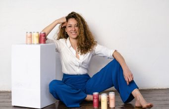 Sana Khouja, fundadora del vino en lata Zeena, nombrada una las diez mejores emprendedoras de Cataluña