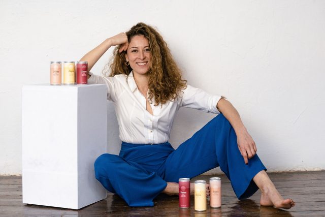 Sana Khouja, fundadora del vino en lata Zeena, nombrada una las diez mejores emprendedoras de Cataluña