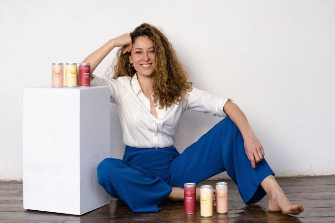 Sana Khouja, fundadora del vino en lata Zeena, nombrada una las diez mejores emprendedoras de Cataluña
