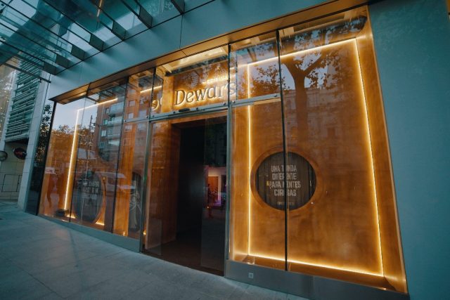 DEWAR’S INAUGURA EN MADRID DEWAR’S EXPERIMENTA. DEWAR’S,