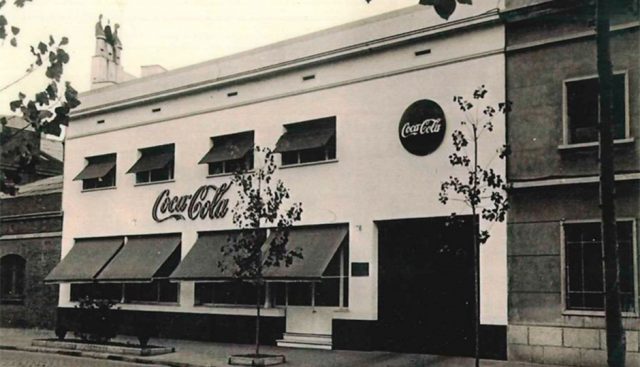 Más de 3.500 empleados de Coca-Cola soplan las velas por el 70 aniversario de la primera botella fabricada en España