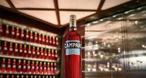 Campari rinde homenaje a Milán con el lanzamiento de su icónica nueva botella inspirada en su lugar de origen.