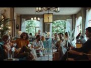 DISFRUTAR DE LA SOBREMESA EN BUENA COMPAÑÍA CON SCHWEPPES