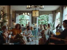 DISFRUTAR DE LA SOBREMESA EN BUENA COMPAÑÍA CON SCHWEPPES