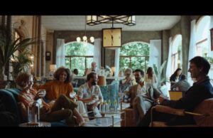 DISFRUTAR DE LA SOBREMESA EN BUENA COMPAÑÍA CON SCHWEPPES