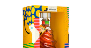 Torres Brandy viste su icónico Jaime I con los colores vibrantes de la artista plástica Mireia Ruiz