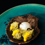 W BARCELONA_Cena de Fin de Año_Perla cremosa de vainilla de Tahiti, coral de chocolate negro, brioche de albahaca, tierra del fondo marino