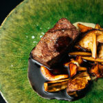 W BARCELONA_Cena de Fin de Año_Solomillo de rubia gallega madurado en kombu, demi-glace de trufas, ceps, salsifí confitado & puré de chirivía