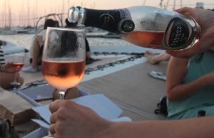 Burbujas ecológicas: Cavas Ladrón de Lunas en la vanguardia del sabor sostenible.