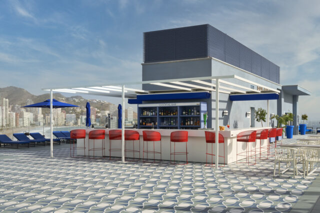 Barceló Benidorm Beach. Cócteles y un skyline de infarto en el rooftop de moda de Benidorm