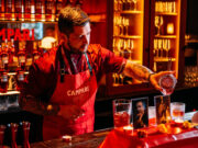 Mejor Negroni de España 2024 Jonathan Fernández de Casanis Bistrot preparando el “Mejor Negroni de España 2024”
