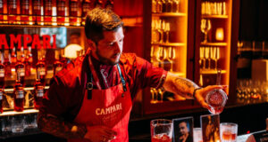 Mejor Negroni de España 2024 Jonathan Fernández de Casanis Bistrot preparando el “Mejor Negroni de España 2024”