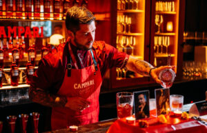Mejor Negroni de España 2024 Jonathan Fernández de Casanis Bistrot preparando el “Mejor Negroni de España 2024”