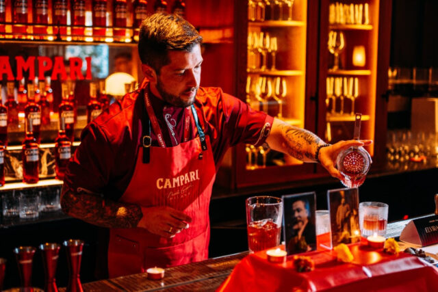 Mejor Negroni de España 2024 Jonathan Fernández de Casanis Bistrot preparando el “Mejor Negroni de España 2024”