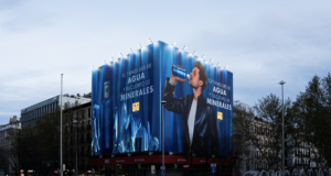 Solán de Cabras ilumina Madrid con una innovadora lona protagonizada por sus minerales esenciales