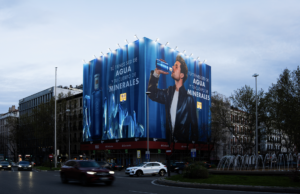 Solán de Cabras ilumina Madrid con una innovadora lona protagonizada por sus minerales esenciales