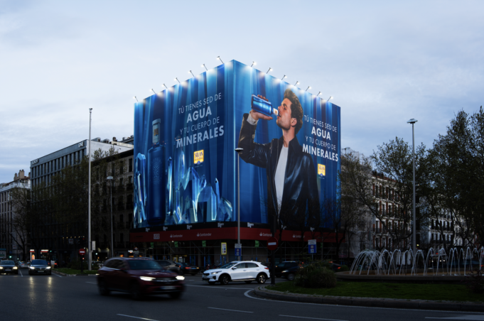Solán de Cabras ilumina Madrid con una innovadora lona protagonizada por sus minerales esenciales
