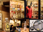 Un museo en la barra: un bar de León atesora el mayor archivo histórico de botellas de Gin MG