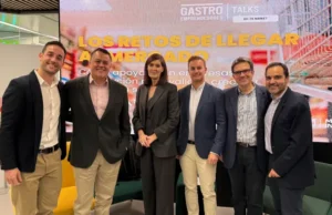 Estrella Martín, Directora General de Emprendimiento y representantes del Grupo Varma