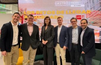 Estrella Martín, Directora General de Emprendimiento y representantes del Grupo Varma