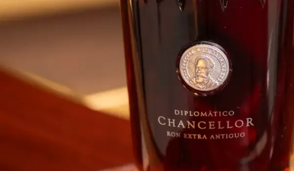 DIPLOMÁTICO “CHANCELLOR”, EL RON MÁS EXCLUSIVO DE SU COLECCIÓN