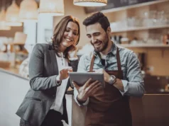 Uso de energía renovable en bares, restaurantes y cafeterías La colaboración permitirá a los establecimientos adheridos a Hostelería #PorElClima acceder a asesoramiento energético gratuito, ofertas personalizadas y soluciones para reducir costes y emisiones.