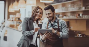 Uso de energía renovable en bares, restaurantes y cafeterías La colaboración permitirá a los establecimientos adheridos a Hostelería #PorElClima acceder a asesoramiento energético gratuito, ofertas personalizadas y soluciones para reducir costes y emisiones.