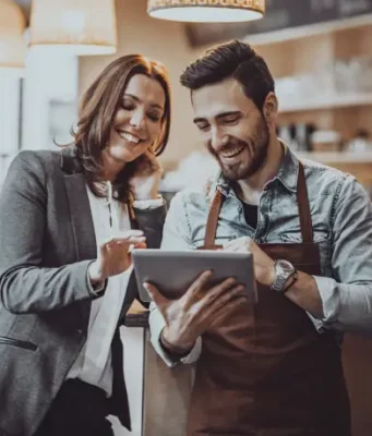 Uso de energía renovable en bares, restaurantes y cafeterías La colaboración permitirá a los establecimientos adheridos a Hostelería #PorElClima acceder a asesoramiento energético gratuito, ofertas personalizadas y soluciones para reducir costes y emisiones.