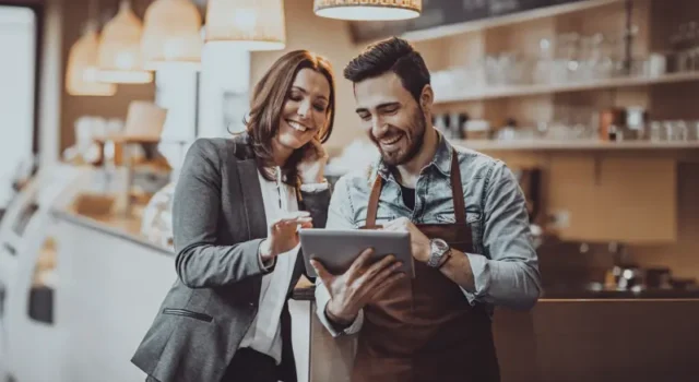 Uso de energía renovable en bares, restaurantes y cafeterías La colaboración permitirá a los establecimientos adheridos a Hostelería #PorElClima acceder a asesoramiento energético gratuito, ofertas personalizadas y soluciones para reducir costes y emisiones.