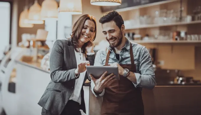 Uso de energía renovable en bares, restaurantes y cafeterías La colaboración permitirá a los establecimientos adheridos a Hostelería #PorElClima acceder a asesoramiento energético gratuito, ofertas personalizadas y soluciones para reducir costes y emisiones.