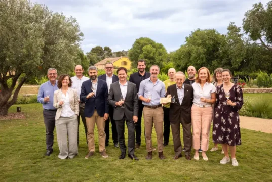 Familia Torres se une a la comunidad global B Corp™ Las bodegas de Familia Torres en España y Chile obtienen la certificación B Corp con una puntuación de 121,3 puntos, muy por encima del mínimo requerido (de 80